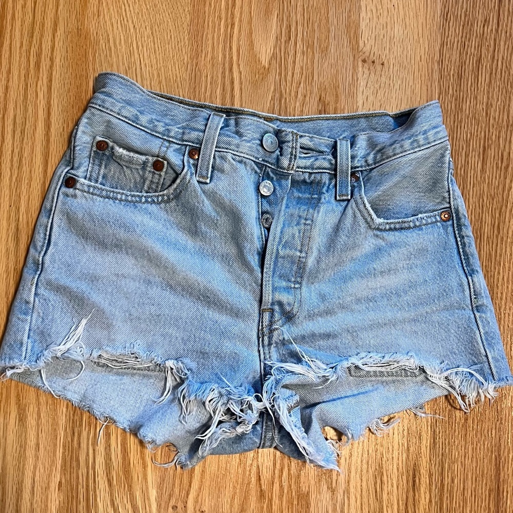 Levi’s 501 shorts size 24